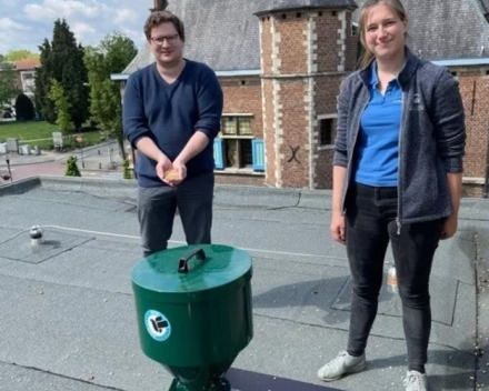 Stadtrat für Tierschutz Bart Lambrecht (N-VA) und Vets For City Pigeons-Tierärztin Liesl Van Trappen an der Zapfsäule auf dem Dach des Rathauses von Aartselaar